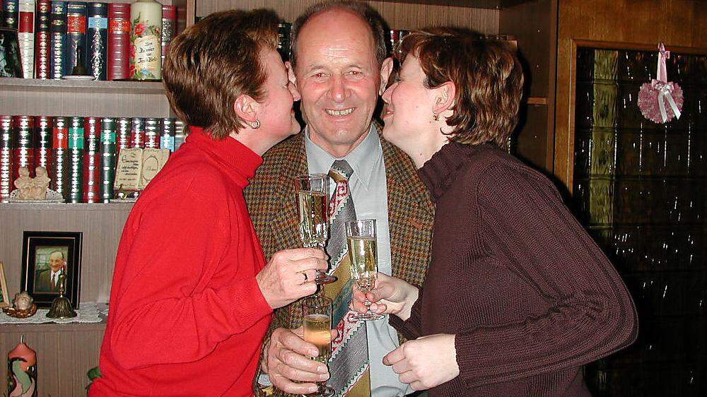 Gattin Brita und Tochter Sabine gratulierten Josef Hofer im März 2003: Damals erreichte er fünf Mandate und wurde hinter der ÖVP zweitsrärkste Partei