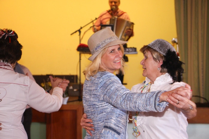 Auf Einladung der Seniorenbund Ortsgruppe kamen Tänzer aus dem Oberen Pölstal, aus Oberzeiring, St. Georgen, Judenburg und aus St. Peter zu diesem Hut- und Tanzfest, das sich auch Bundesrätin Isabella Kaltenegger (links) nicht entgehen ließ.