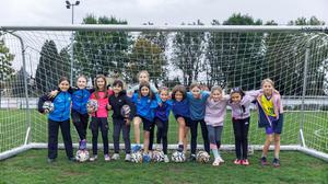 Mädchenmannschaft „Pinkie Girls“ beim Fußballtraining in Villach Lind