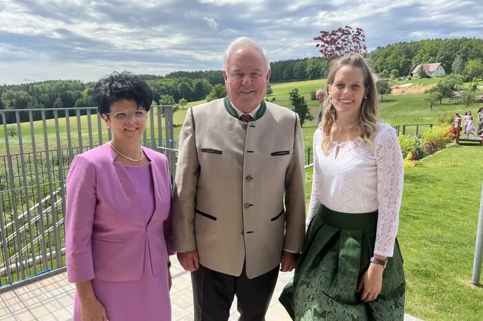 Bürgermeisterin Waltraud Schwammer und Kindergartenleiterin Angelika Jeitler (rechts) konnten zur Eröffnung Landeshauptmann Hermann Schützenhöfer begrüßen.