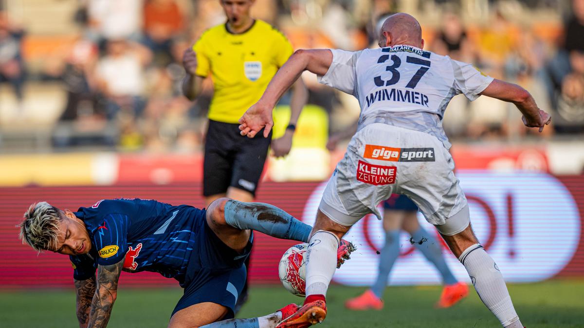 Kamil Piatkowski im Zweikampf mit Nicolas Wimmer