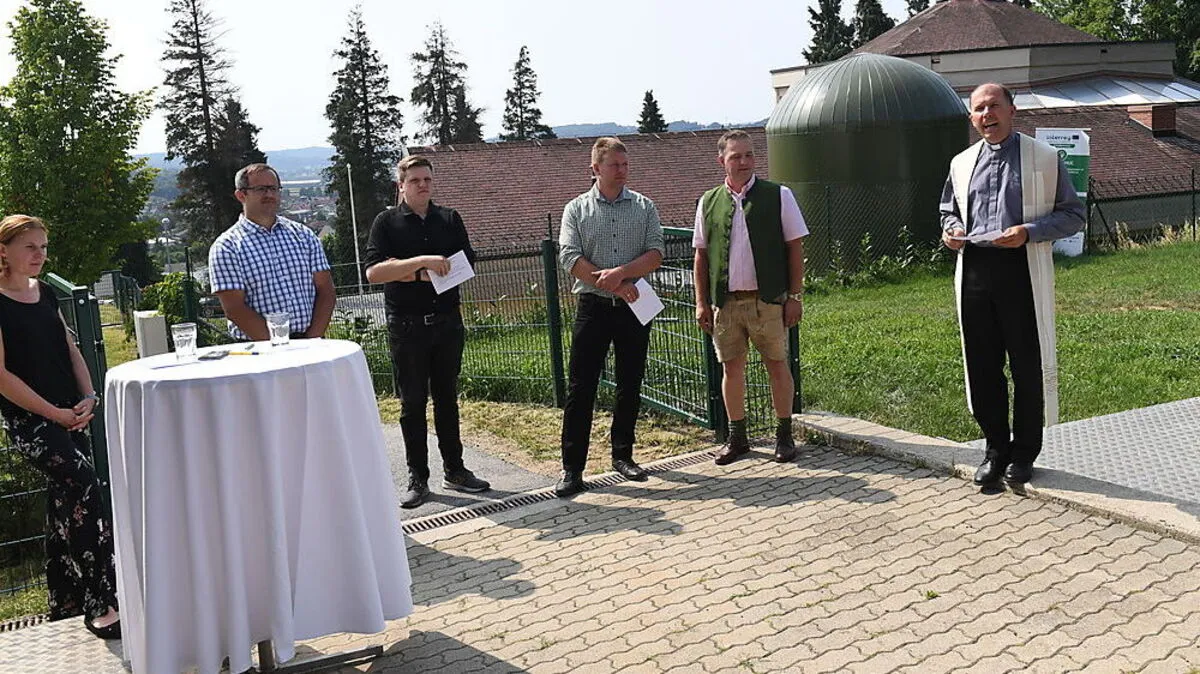 Pfarrer Toni Herk-Pickl segnete den Zubau des Heizwerks auf dem Weizberg