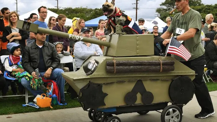 Die Veranstalter sind sehr stolz darauf: Laut ihren Angaben handelt es sich bei der Parade um die größe Halloween-Hunde-Parade auf der Welt.