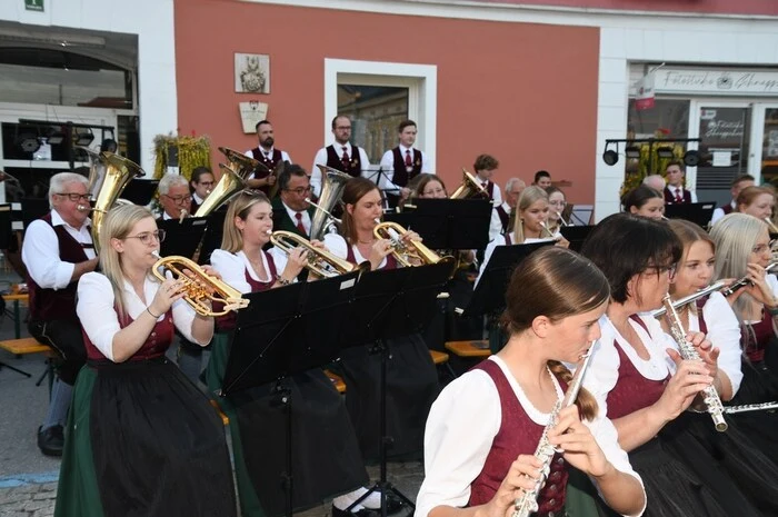 Obmann Stefan Berger begrüßte vor Beginn des Musikprogrammes unter anderem Stadtpfarrer Thomas Mörtl, Bürgermeiste Thomas Kalcher, Vizebürgermeister Franz Mayrhofer, Bezirkskapellmeister Helmut Eichmann, Ehren-Kapellmeister Philipp Fruhmann und Ehren-Bezirksobmann Fritz Unterweger. 

