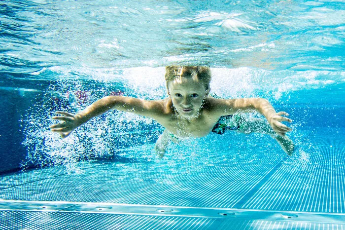 4. Schwimmen:Es gibt hier die verschiedensten Zugänge: die Zauderer, die Bis-zum-Bauchnabel-drinnen-Steher, die Hinter-mir-die-Sintflütigen, die Tonleiter an der Poolleiter Singenden und die abgebrühten Grandezza-Fetischisten. Aber alle treffen sich beim ersten Schwimmzug wieder. Das Gefühl, wenn der Körper durchs Wasser gleitet, ist jedes Jahr aufs Neue überwältigend. (Grafik: Welcher Schwimmstil passt zu Ihnen?)  