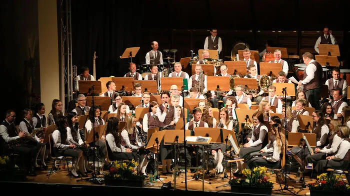 Kapellmeister Andreas Gollner stellte wieder ein anspruchsvolles und abwechslungsreiches Programm zusammen. Neben traditionellen Polka- und Walzerklängen konnten sich die Gäste auch über moderne Stücke wie „It’s raining men“ und „Can you feel the love tonight“ freuen.