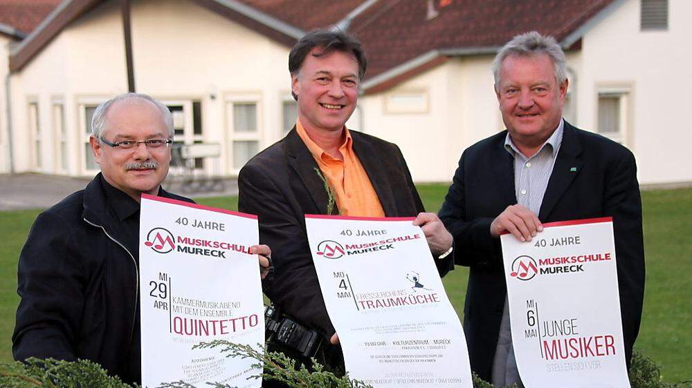 Walter Rehorska, Günther Pendl und Gotthelf Orthacker mit dem Plakat zum Auftakt des Veranstaltungsreigens