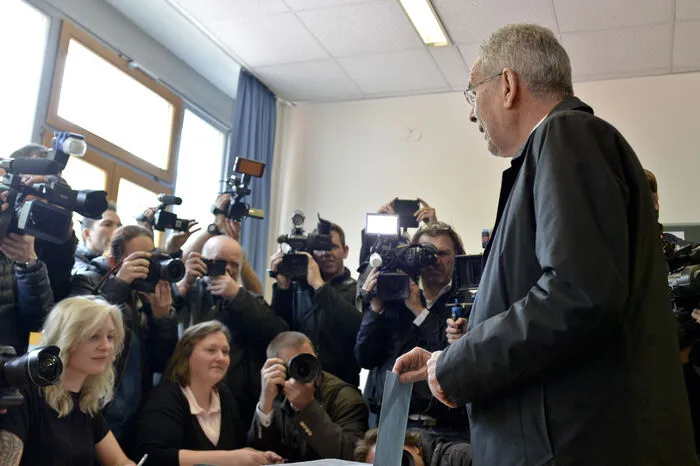 Begleitet von Ehefrau Doris Schmidauer und beobachtet von einer großen Medienmeute gab er sich zumindest nach außen hin ruhig und gelassen. "Ich versuche, entspannt zu wirken", meinte er lächelnd.  