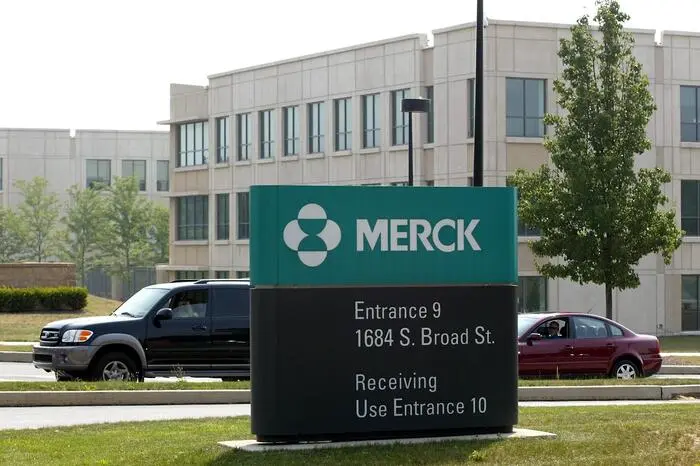 Nach Auskunft von Experten verschiedener Firmen handelt es sich nun um die Erpresser-Software "Petya". Sie setze Computer außer Gefecht, indem sie deren Festplatten verschlüssele. So auch bei der US-Pharmafirma Merck. 
