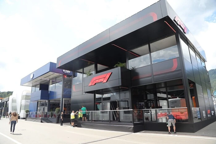 Anschließend ging es zur Begehung während des Aufbaues zum Großen Preis von Österreich. Die Offiziere begutachteten dabei etwa die Zufahrt- und Rettungswege am Gelände rund um den Red Bull Ring, damit man im Einsatzfall mit den Einsatzfahrzeugen so rasch wie möglich zu den jeweiligen Schadenslagen gelangen kann.