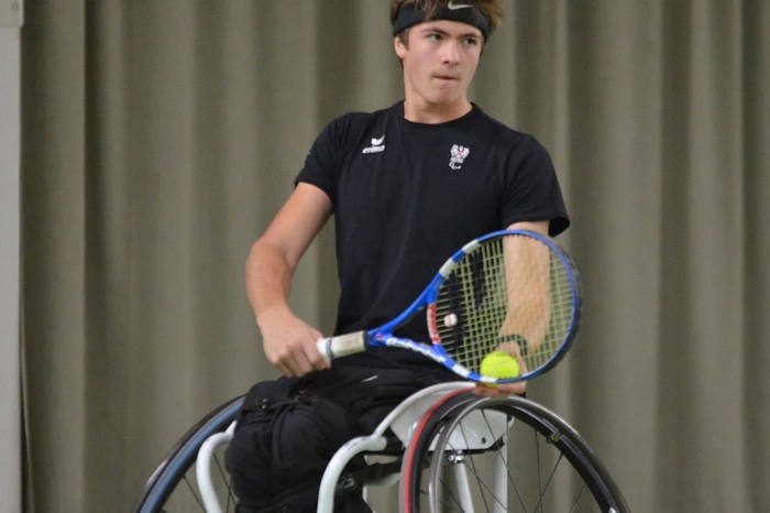 Mit acht Jahren begann er mit dem Tennissport.