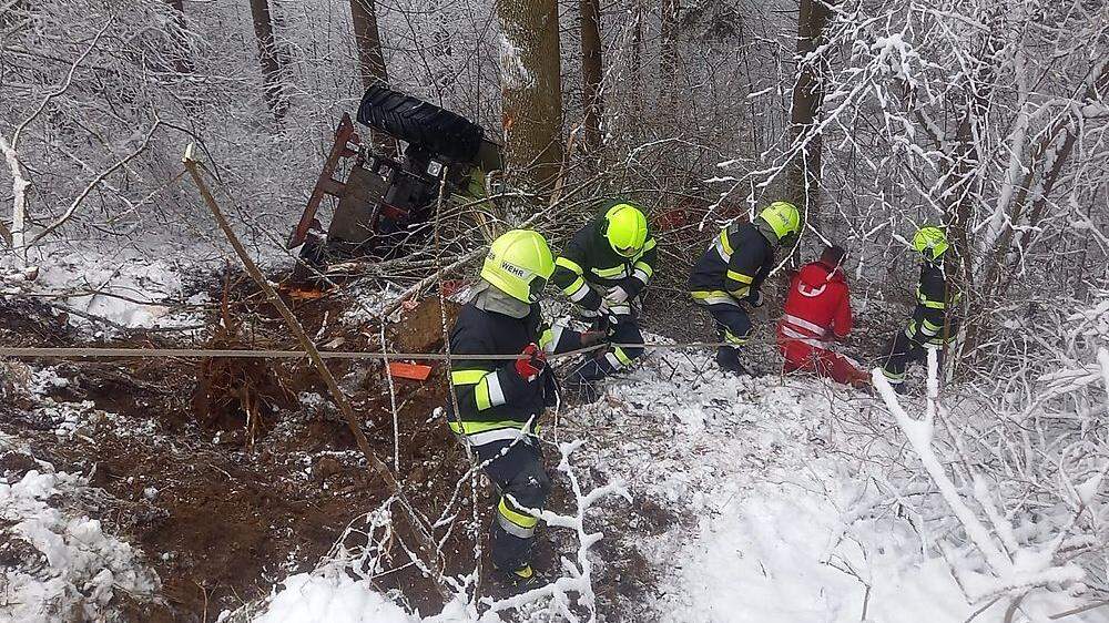 Ein Forstarbeiter ist mit seinem Traktor vom schneeglatten Weg abgerutscht und verstarb noch an der Unfallstelle