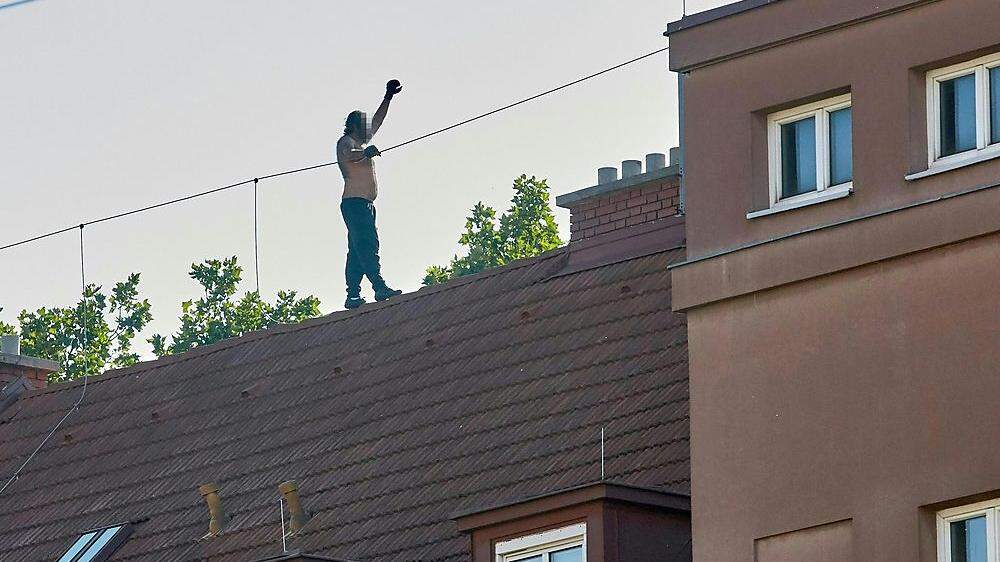 Der Mann hatte sich am Dach verschanzt