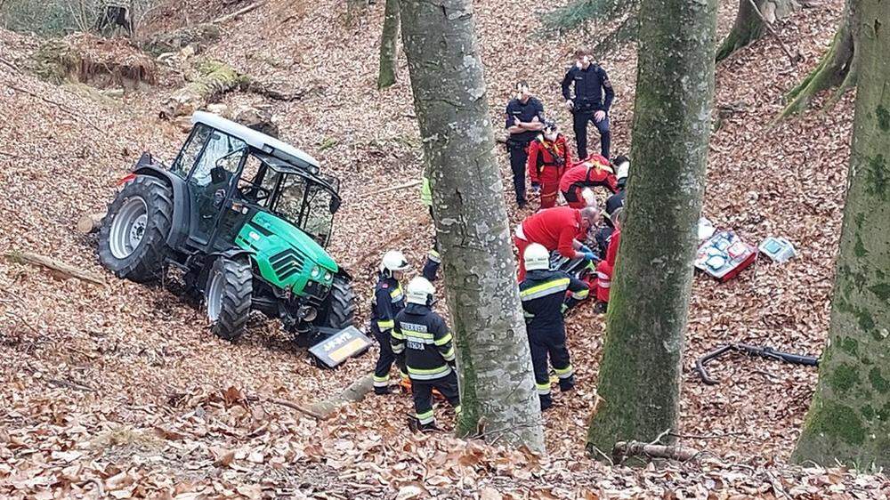 Die Mannen der FF Nitscha mussten den &quot;76-Jährigen mittels Korbtrage aus Wald bringen und Traktor bergen