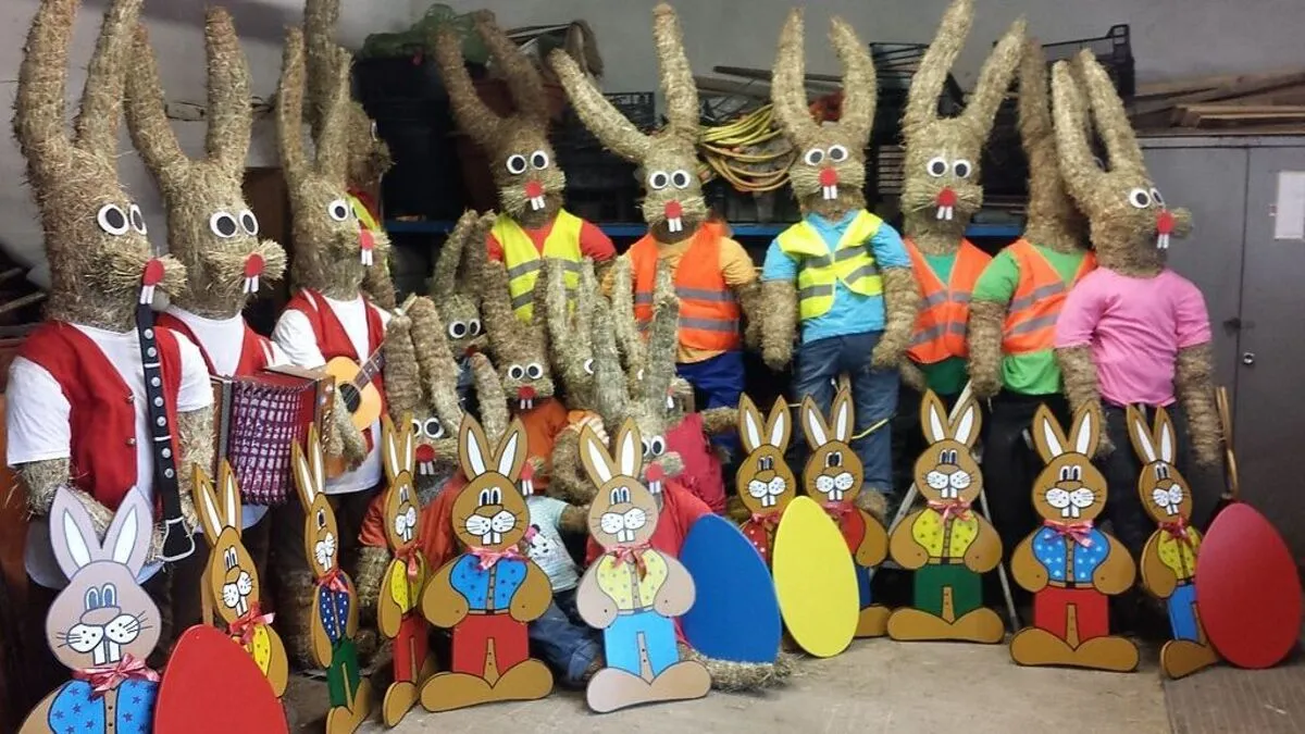 Mehr als 15 Stroh-Osterhasen hat Waltraud Gerstenbrand heuer gebaut - nun wurde einer gestohlen