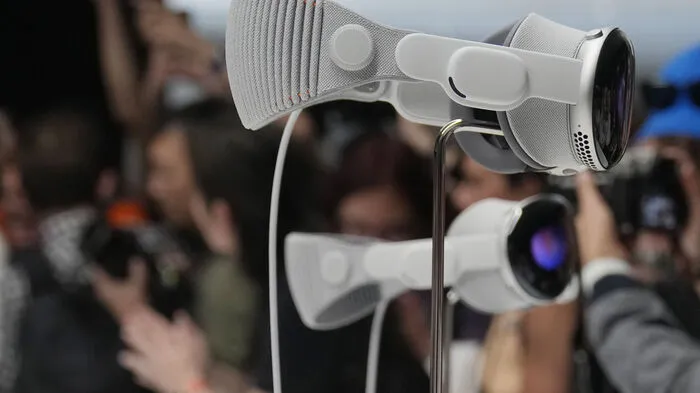 3500 US-Dollar kostet die Apple Vision Pro. Verfügbar soll die Brille ab nächstem Jahr sein.