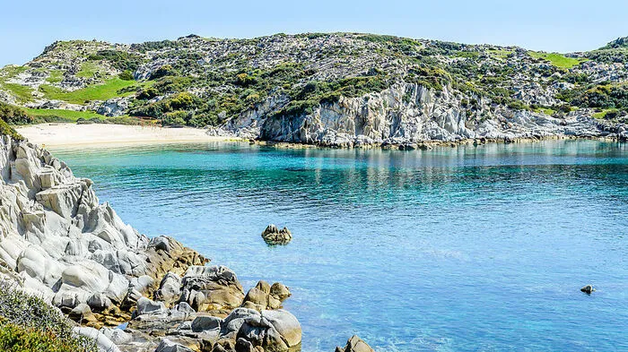 "Es gibt keinen Ort wie Chalkidiki", sagt ein griechisches Sprichwort. Dennoch wird die Halbinsel unweit von Thessaloniki von Reisenden oft übersehen. Das macht neben den Bilderbuch-Stränden, den kleinen, authentischen Bergdörfern und den Klöstern (darunter auch die orthodoxe Mönchsrepublik Athos) den Reiz der Region aus.