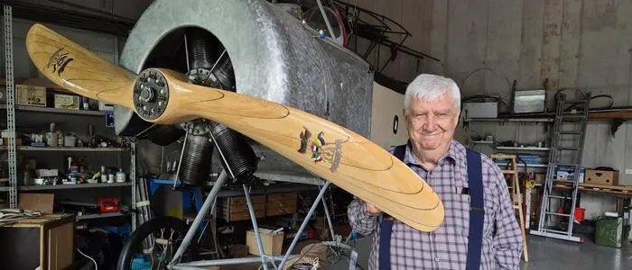 Eberhard Fritsch mit der (hier flächenlosen) Fokker A1 in seiner Werkstatt in Wörschach