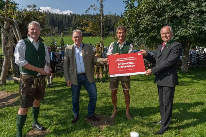 Kleine Zeitung-Geschäftsführer Thomas Spann und Redaktionsmanager Bernd Olbrich überreichten die offizielle Siegertafel. Auch Landesrat Johann Seitinger gratulierte Vereinsobmann Koarl Wenzel.