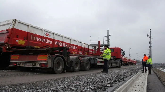 Diese Woche begann in der Weststeiermark ein neuer Arbeitsabschnitt: Die neun Kilometer lange Strecke zwischen Wettmannstätten und dem Tunnelportal wird geschottert.