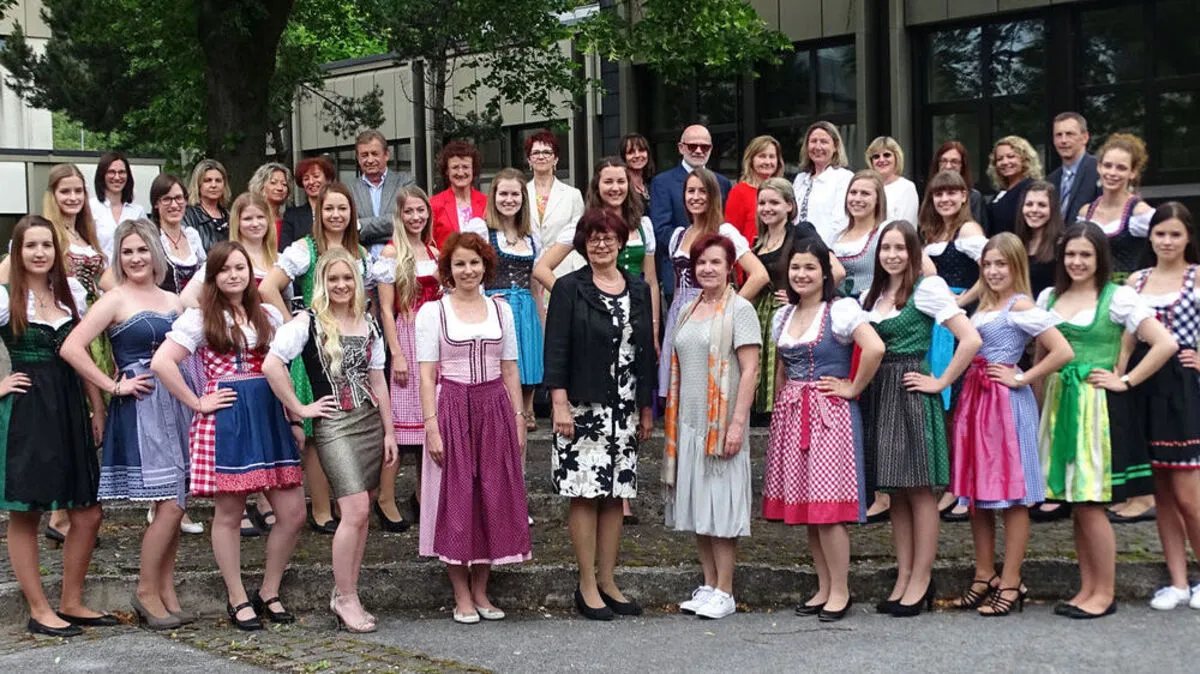 Auch die jungen Damen aus der 5a-Klasse der HLW Weiz freuen sich über die Matura