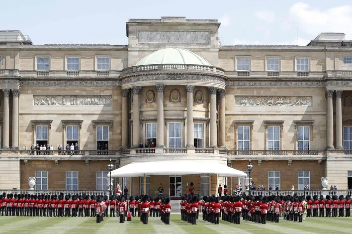 ...im Buckingham-Palast in London empfangen.