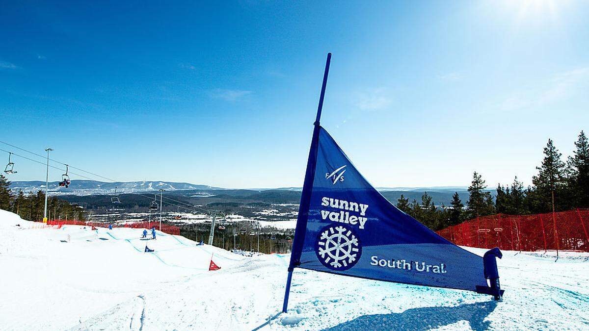 Im russischen Sunney Valley findet der Ski-Cross-Weltcup statt.