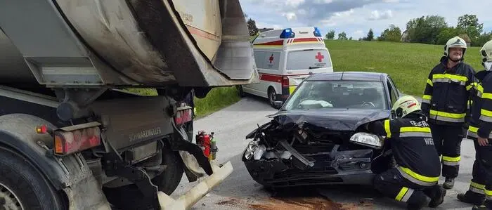 Eine 40-Jährige erlitt bei dem Unfall Verletzungen unbestimmten Grades und wurde ins LKH Graz gebracht