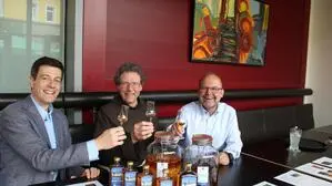 Hannes Preiß, Franziskanerpater Martin Bichler und Stefan Pickl bei der Präsentation des neuen Kräuterbitters