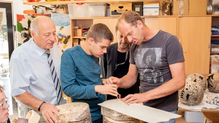 In der Werkstätte des Integrationszentrum Seebach in Seeboden geht es schon Wochen vor der Adventzeit rund. Patrick ist mithilfe von Werkstätten-Mitarbeiter Klaus Kerschbaumer dabei, eine Tonfigur zu machen. "Rettet das Kind"-Vorsitzender Walter Ebner und Minimundus-Chef Hannes Guggenberger scheuen dabei über die Schulter und können wohl noch so einiges lernen.