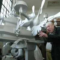 Bruno Gironcoli 2003 im Bildhaueratelier der Bildenden Künste in Wien