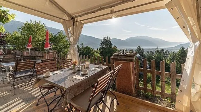 Hoch über den Dächern von Lienz und dabei nur einen Spaziergang von der Stadt entfernt, liegt der Gribelehof auf einer Anhöhe, in unmittelbarer Nähe zum Schloss Bruck. Der Gastgarten verspricht eine atemberaubende Aussicht: Im Vordergrund die Häuser der Stadt, im Hintergrund die Gipfel der Dolomiten.