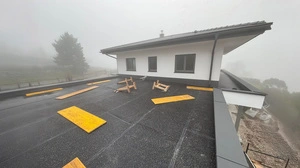 Fertl Dachbau schützt Dächer vor Starkregen, Schnee und Hagel mit moderner Sanierung und Qualität.