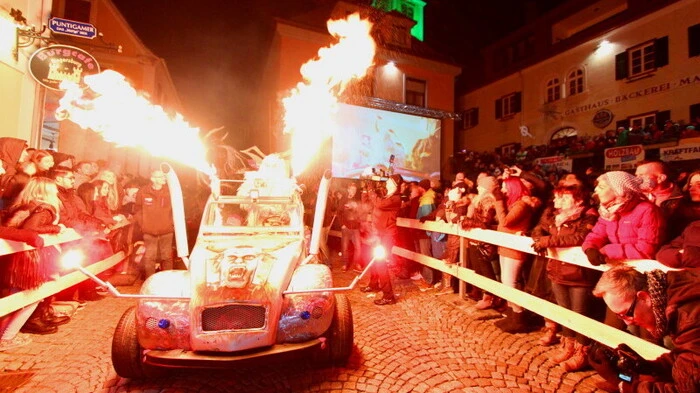 Mit feurigen Fahrzeugen ging es durch den Burgort.