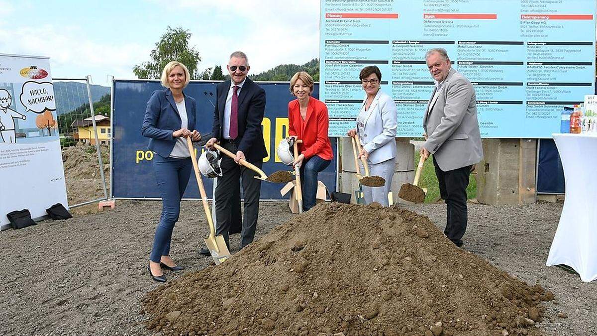 Von links beim Spatenstich: Susanne Prentner-Vitek (Diakonie), Haradl Reper (Landeswohnbau Kärnten), die Landeshauptmann-Stellvertreterinnen Gaby Schaunig und Beate Prettner sowie Bürgermeister Martin Treffner