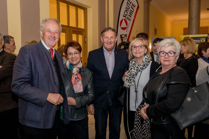 Im nahezu ausverkauften Konzerthaus unter anderem im Publikum: Zivilschutzverbandspräsident Rudolf Schober (links) und der ehemalige Leiter des Landeskriminalamtes, Hermann Klammer (Mitte)