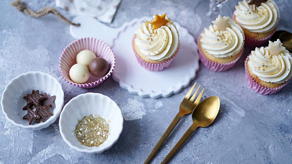  In den festlichen Cupcakes steckt auch ein Schuss Ros-Sekt