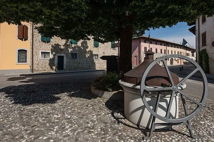 Clauiano. Das mittelalterliche Dorf Clauiano wurde gegen Ende des XVI. Jahrhunderts nach der Invasion der Türken wieder aufgebaut: In den Bereichen um die Kirchen San Giorgio, San Martino und der Piazza Giulia, wo sich eine antike Sammelstelle für Regenwasser befindet. 