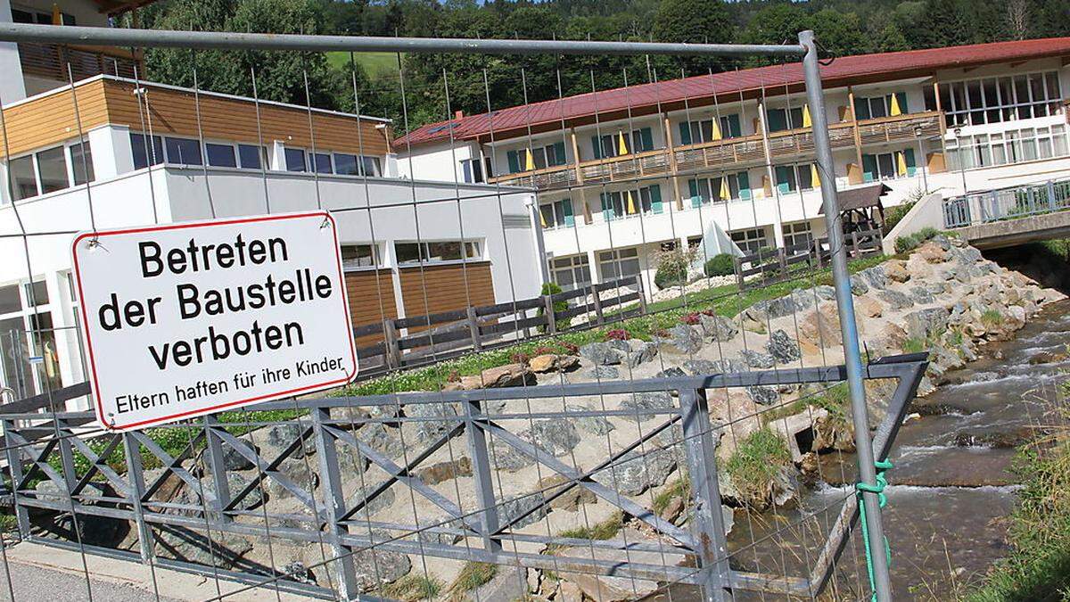 Sperrgitter im Bereich des Kurzentrums Bad Weißenbach ermöglichen keinen Durchgang