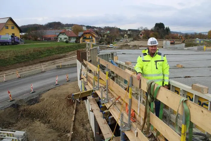 Bauaufsicht Karl Mogg von der Baubezirksleitung Oststeiermark auf der Brücke.