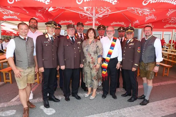 Feuerwehrkommandant Franz Gollenz konnte beim Jubiläumsfest neben der Nationalratsabgeordneten Agnes Totter, dem Bundesratsabgeordneten Herbert Kober und Bürgermeister Daniel Tegel auch zahlreiche Spitzenfunktionäre der Feuerwehren begrüßen