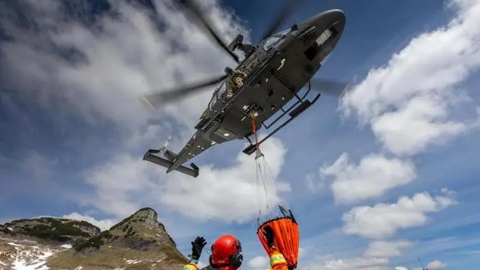 Hubschrauber wird von Feuerwehrmann eingewiesen