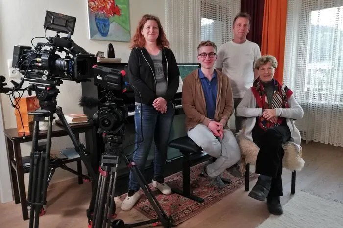 Der Protagonist des Films mit Kamerafrau Britta Lang (l.) und Regisseur Erwin Schwischay (hinten) sowie Klavierpädagogin Maria Zgubic
