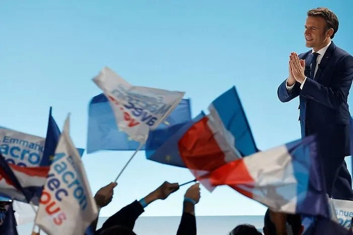 Macron dankte seinen Wählerinnen und Wählern für ihren Rückhalt. "Euer Vertrauen ehrt mich, verpflichtet mich und bindet mich", sagte der 44-Jährige am Sonntag vor Massen jubelnder Anhänger in Paris. Strahlend fügte er hinzu: "Sie können alle auf mich zählen, um dieses Fortschritts- und Öffnungsvorhaben umzusetzen."