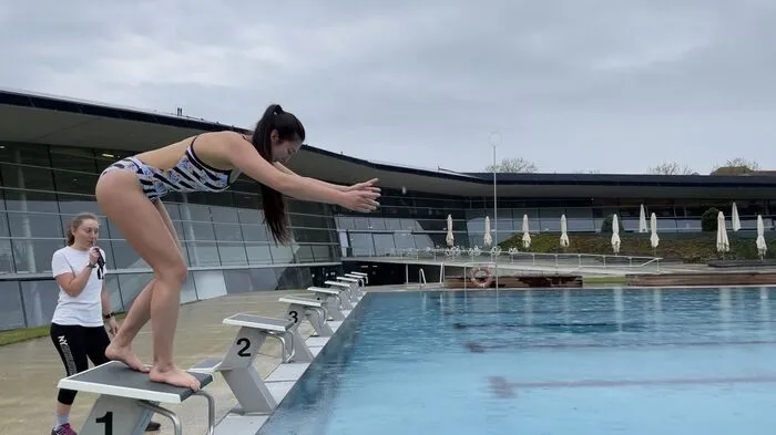 Badeaufseherinnen Sarah (hinten im Bild) und Nicole bereiten sich für den Saisonstart vor
