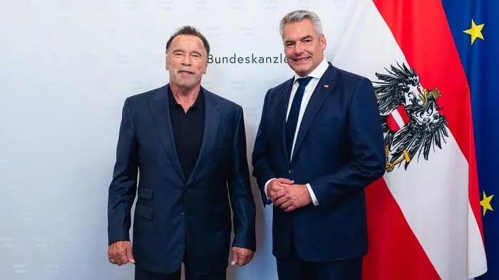 Bundeskanzler Karl Nehammer empfing am Mittwoch Arnold Schwarzenegger anlässlich des Austrian World Summit im Bundeskanzleramt in Wien