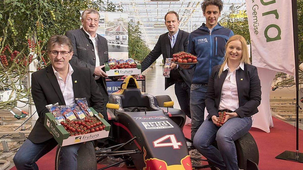 Manfred (links) und Katrin Hohensinner (rechts) mit Bürgermeister Franz Handler, Spielberg-Prokurist Philipp Berkessy und Rennfahrer Patrick Friesacher