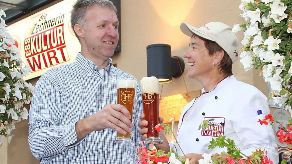 Sie stoßen auf das neue „Halle“-Bräu an: „Braumeister“ Harald Huber mit der „Zur Zechnerin“-Wirtin Christa Taumberger