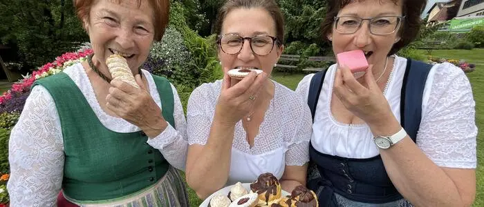Fest mit Biss: Erna Schwengerer (Erfinderin des Krapfenkirtags) mit Gerlinde Radits (Mönichwalderhof) und Brigitte Notter (Organisation Krapfenkirtag)
