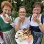 Fest mit Biss: Erna Schwengerer (Erfinderin des Krapfenkirtags) mit Gerlinde Radits (Mönichwalderhof) und Brigitte Notter (Organisation Krapfenkirtag)